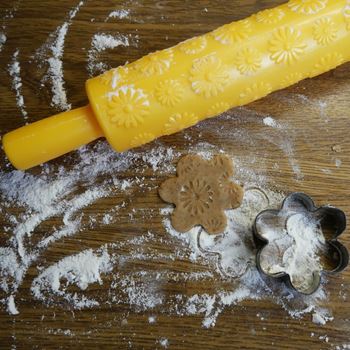 Obrázek z Plastový váleček na těsto s ornamenty - květiny -  